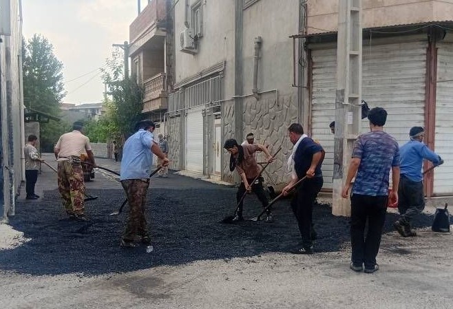 شتاب‌بخشی به بهسازی معابر منطقه یک ساری با اجرای روکش آسفالت در قدس ۲۵ و کوچه‌های بهداشت
