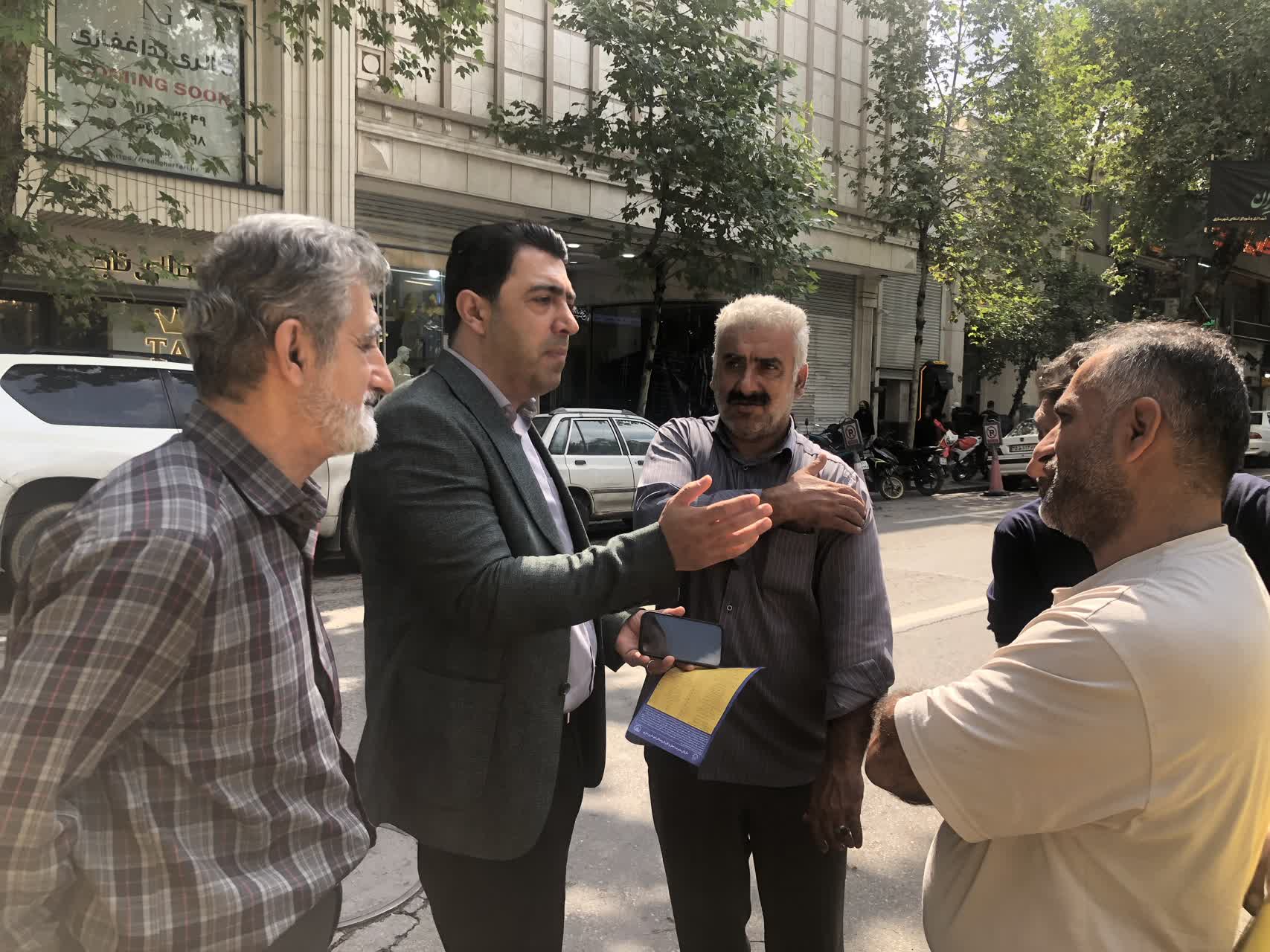 بازدید میدانی رئیس سازمان حمل‌ و نقل شهرداری ساری از ایستگاه‌های تاکسی و پیگیری مطالبات تاکسیرانان